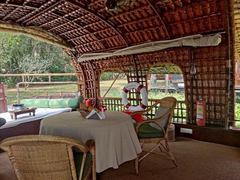 Готель Spice Coast Cruises - Houseboat, A Cgh Earth Experience Alappuzha Екстер'єр фото